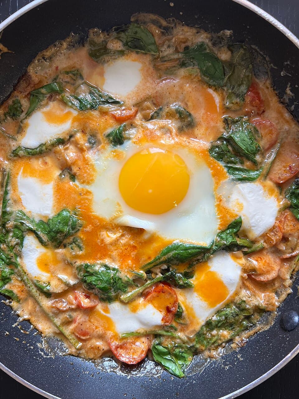 Foto de Huevos revueltos con tomate y espinacas