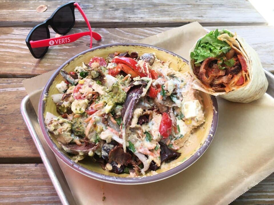 Foto de Pollo y quinoa en un bol