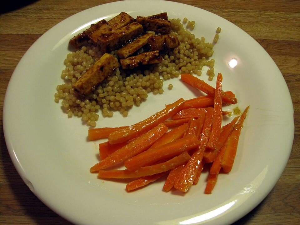 Foto de Cuscús con zanahorias, nueces y pasas