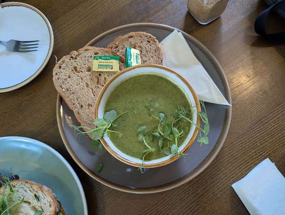 Foto de Crema de calabacín, guisantes y menta
