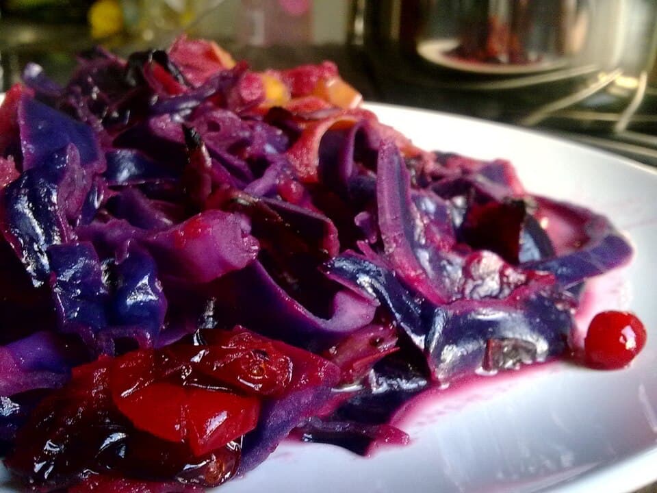 Foto de Col rizada con manzana y cebolla