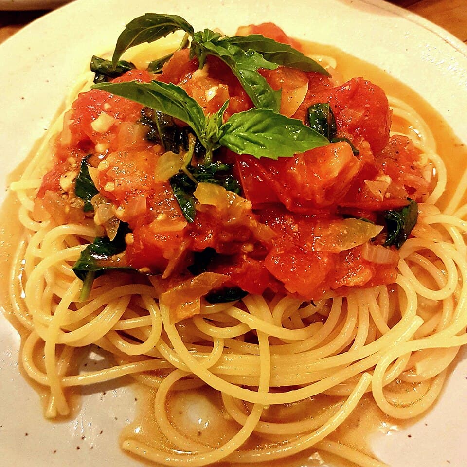 Foto de Espaguetis integrales con tomate y albahaca
