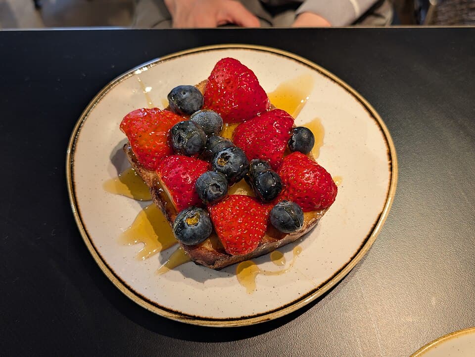 Foto de Casserole de pan integral con frutas y granola