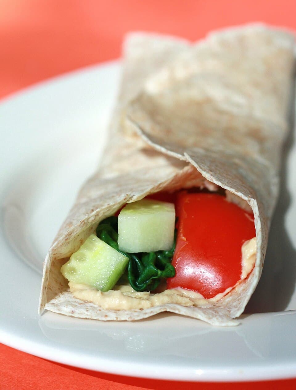 Foto de Hummus y verduras en rollo