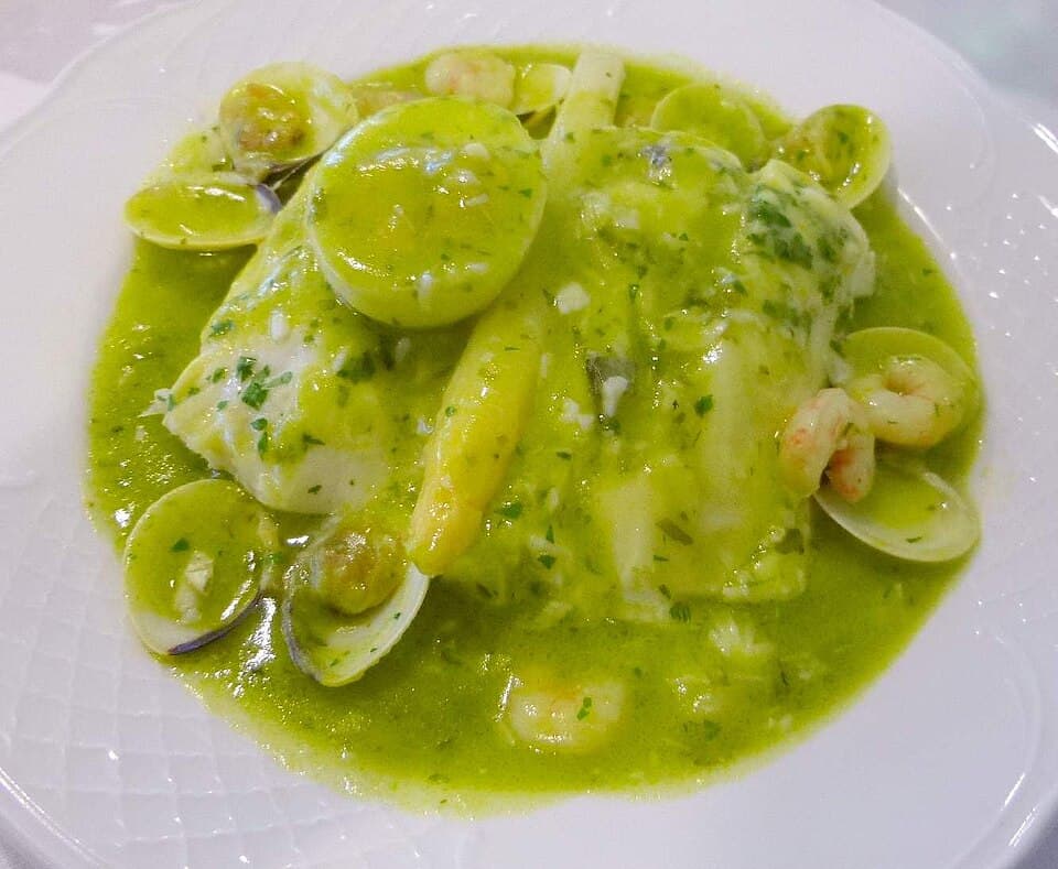 Foto de Merluza en Salsa Verde con Guisantes y Espinacas