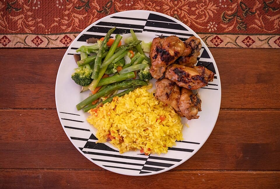 Foto de Pavo salteado con arroz integral y verduras