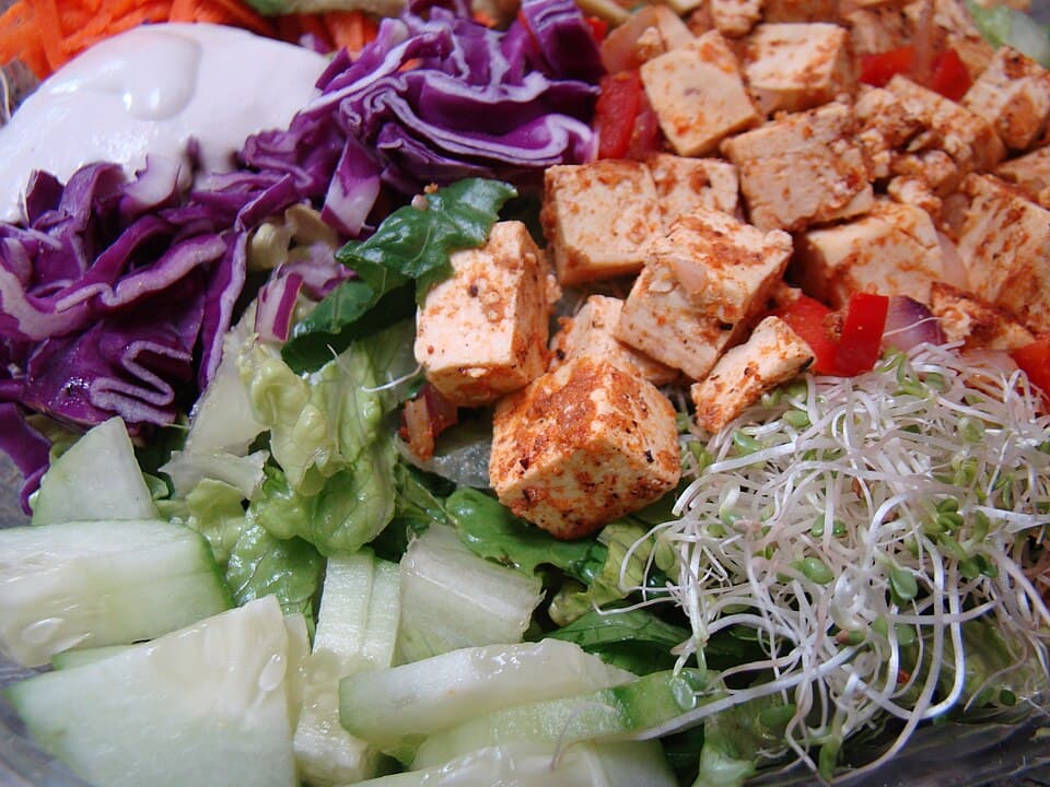 Foto de Poke bowl vegano de tofu y aguacate