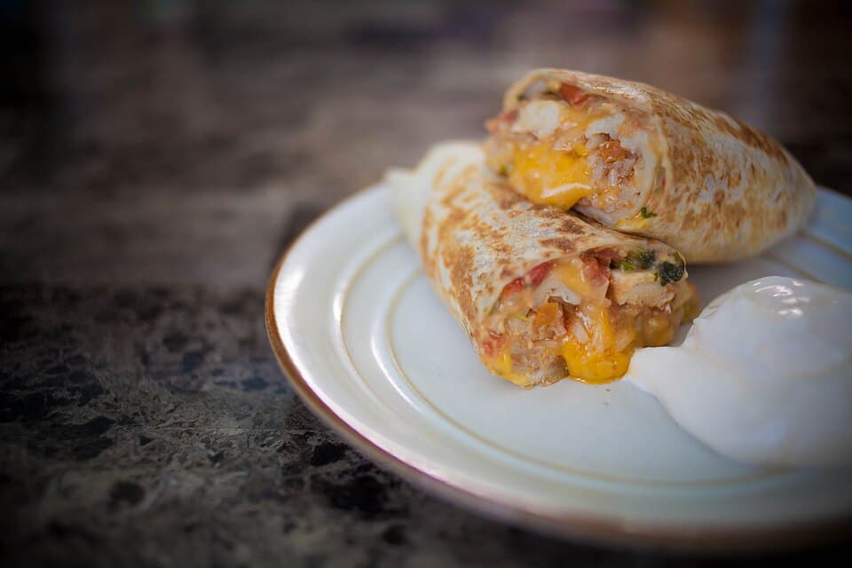 Foto de Burritos de pollo y salsa de frijoles negros