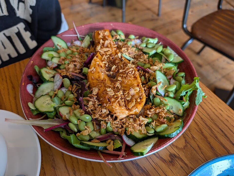 Foto de Salmón a la plancha con ensalada de aguacate y pepino