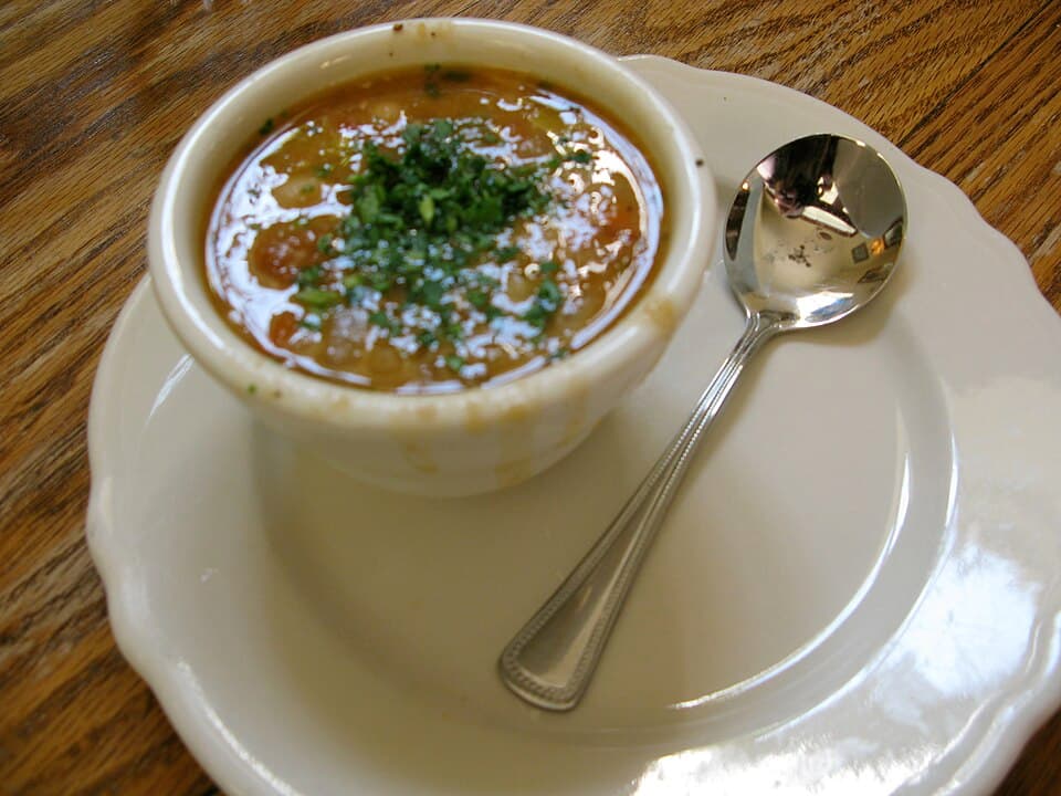 Foto de Sopa de alubias blancas, tomate y romero