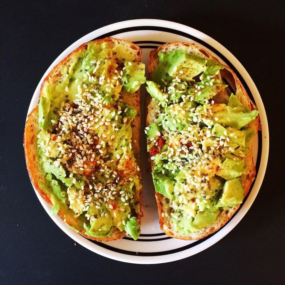 Foto de Tostada integral de aguacate y sésamo