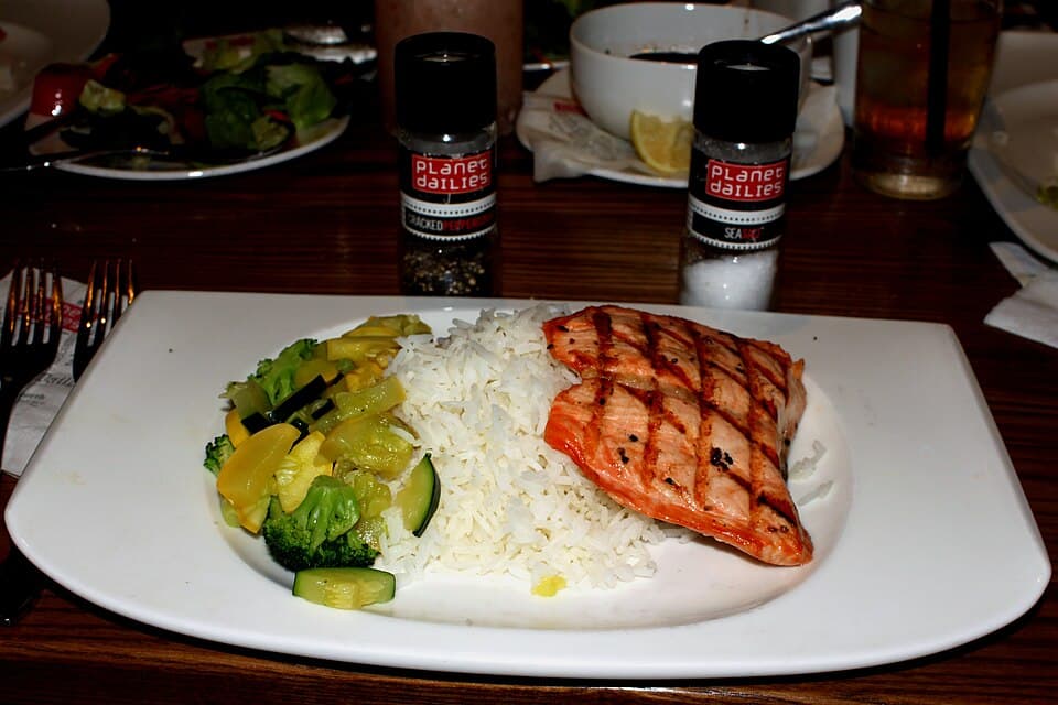 Foto de Arroz silvestre con estofado de salmón